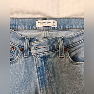 Abercrombie- high rise 90’s relaxed jean- light denim